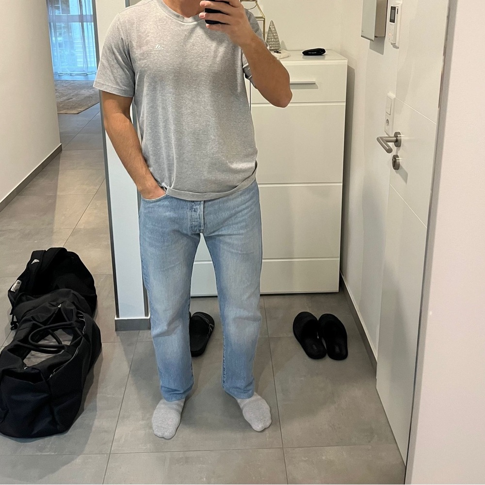 Levi’s men’s jeans 501 light wash
W33 L32